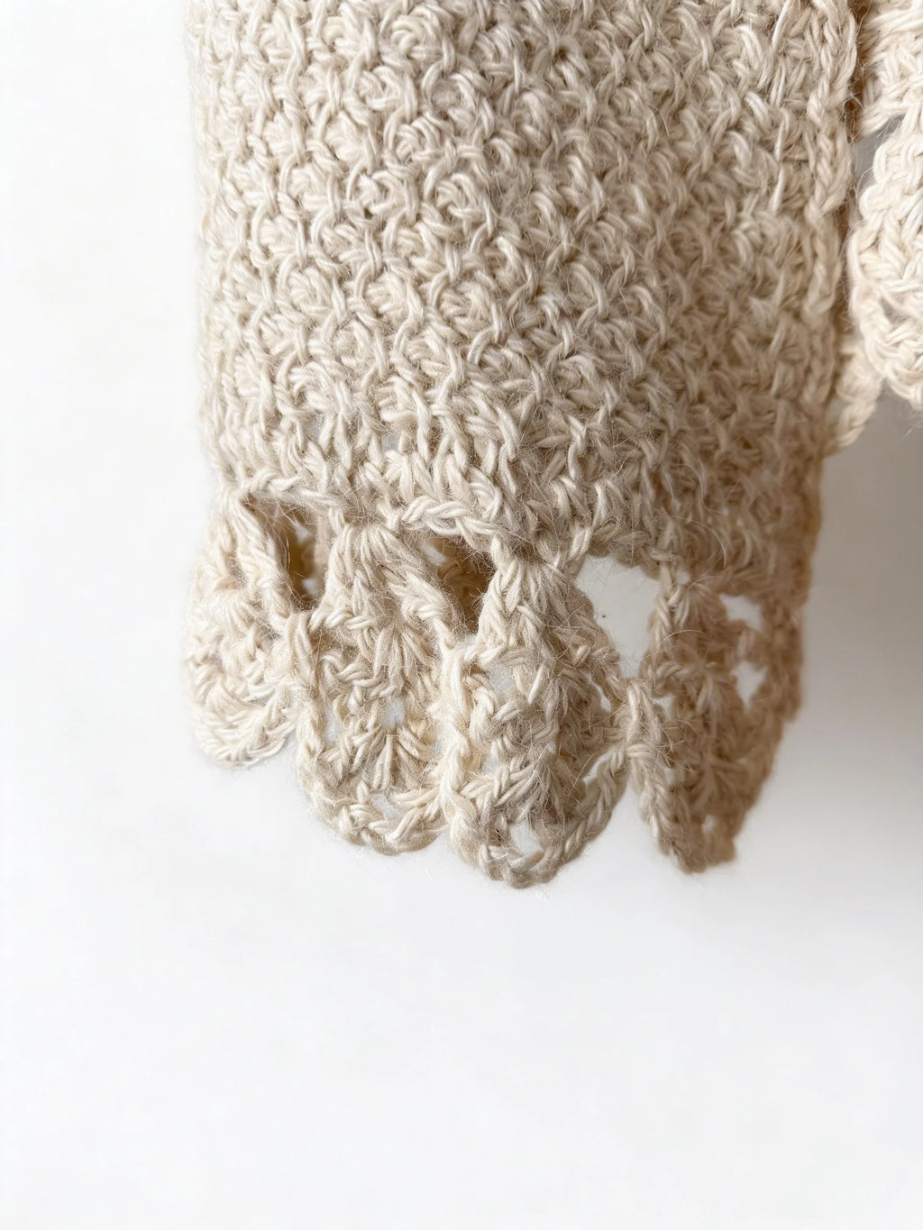 Chaleco Tejido a Mano con Terminaciones en Crochet
