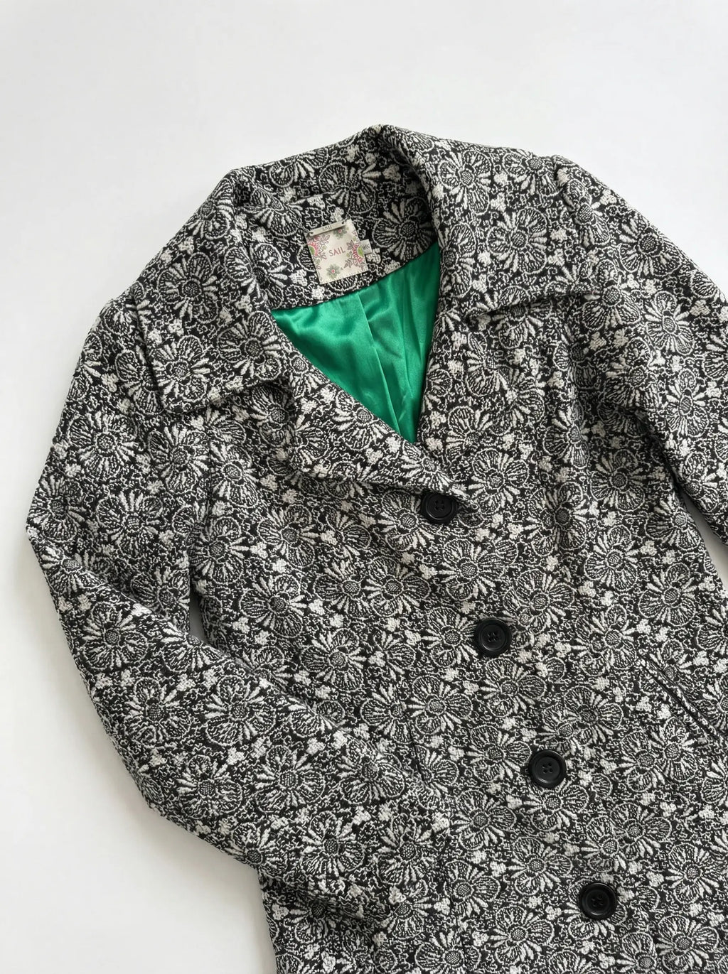 Tapado SAIL en Jacquard de Lana — Estampado Floral Blanco y Negro