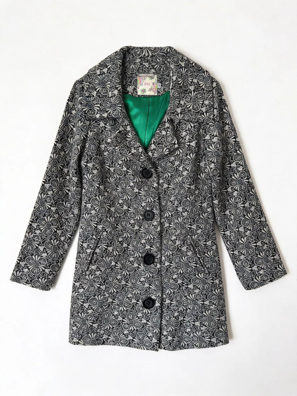 Tapado SAIL en Jacquard de Lana — Estampado Floral Blanco y Negro