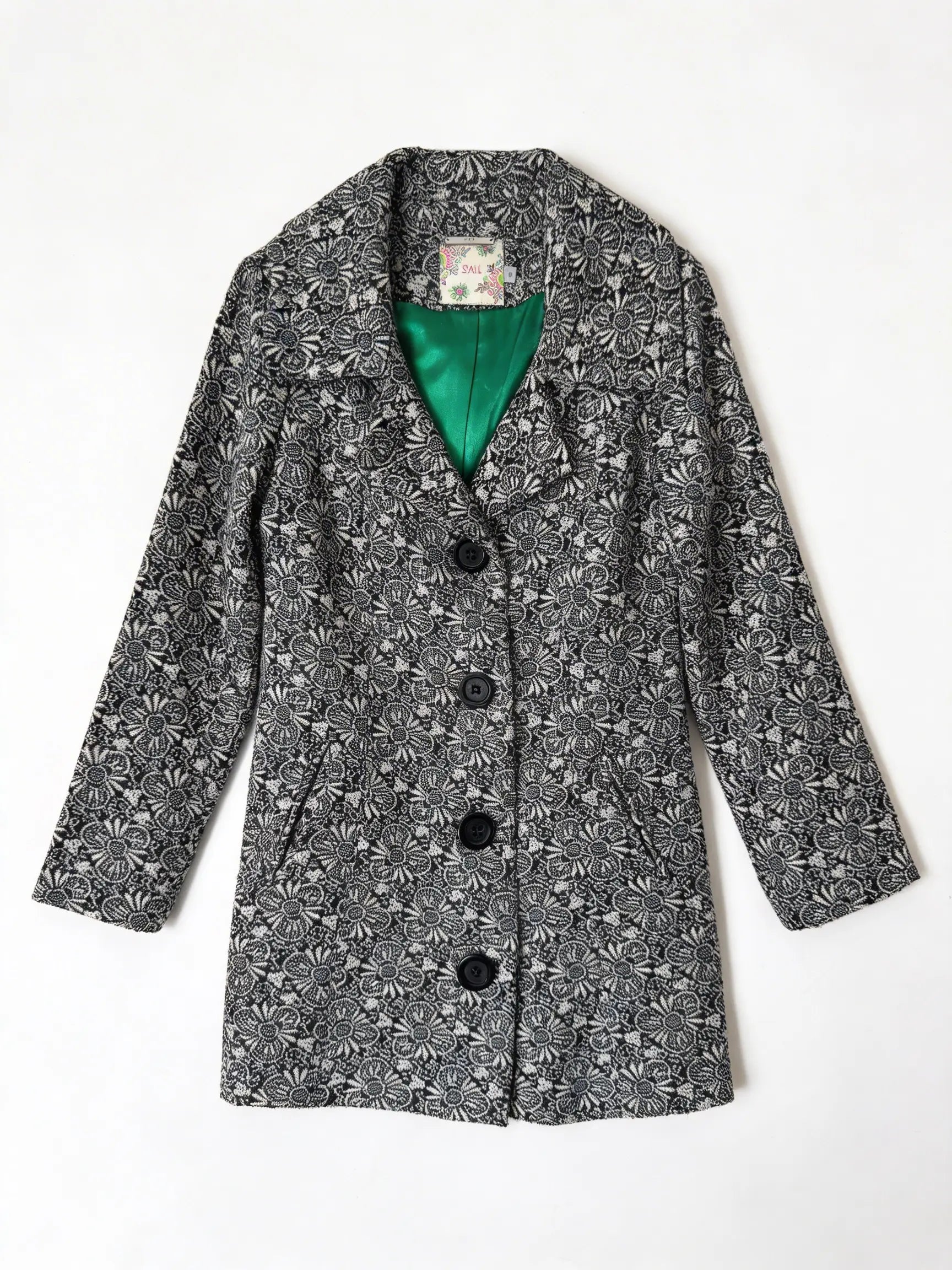 Tapado SAIL en Jacquard de Lana — Estampado Floral Blanco y Negro