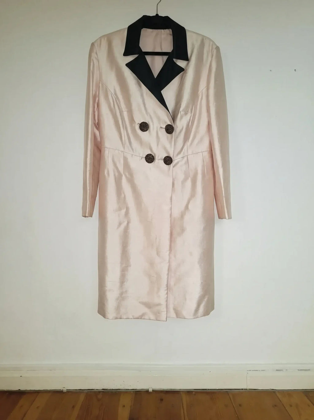 Tapado Vintage — Shantung de Seda Rosa Palo con Solapa Negra y Botones Joya
