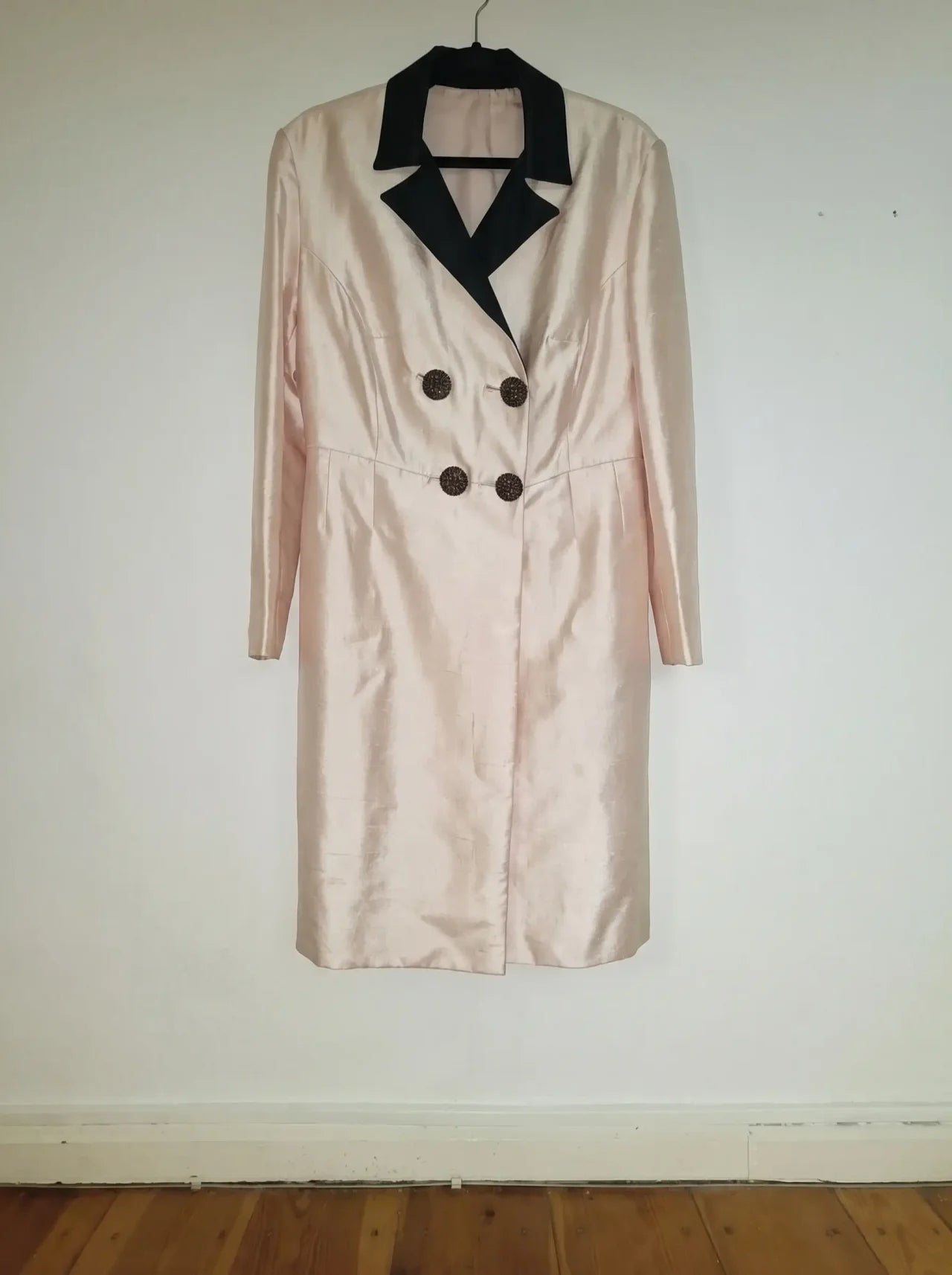Tapado Vintage — Shantung de Seda Rosa Palo con Solapa Negra y Botones Joya