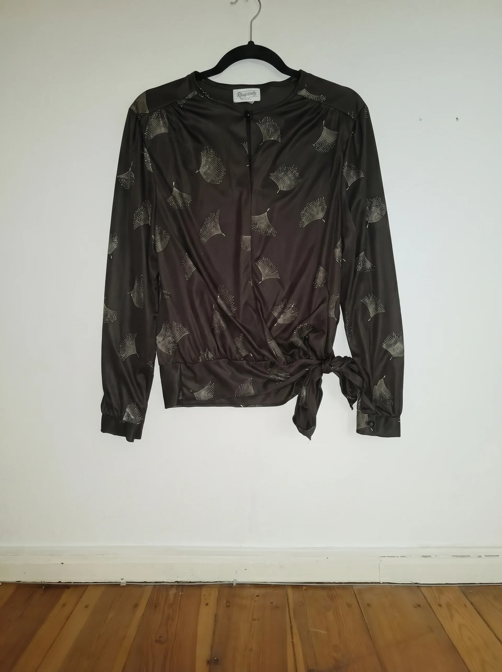 Blusa vintage en saten elastizado negro y detalles en strass plateado