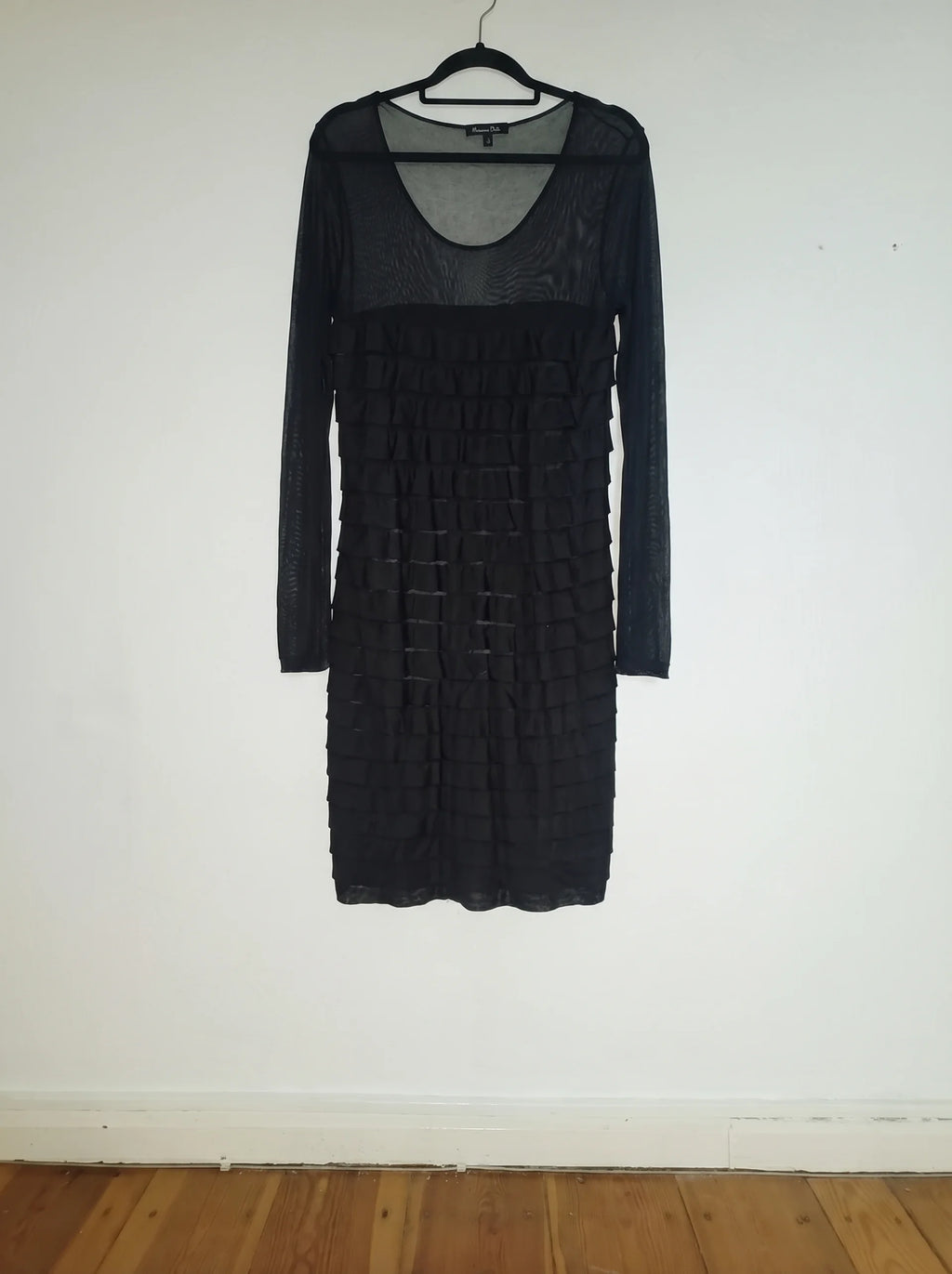 Vestido Negro MASSIMO DUTTI — Tejido semitransparente con Volados en Capas