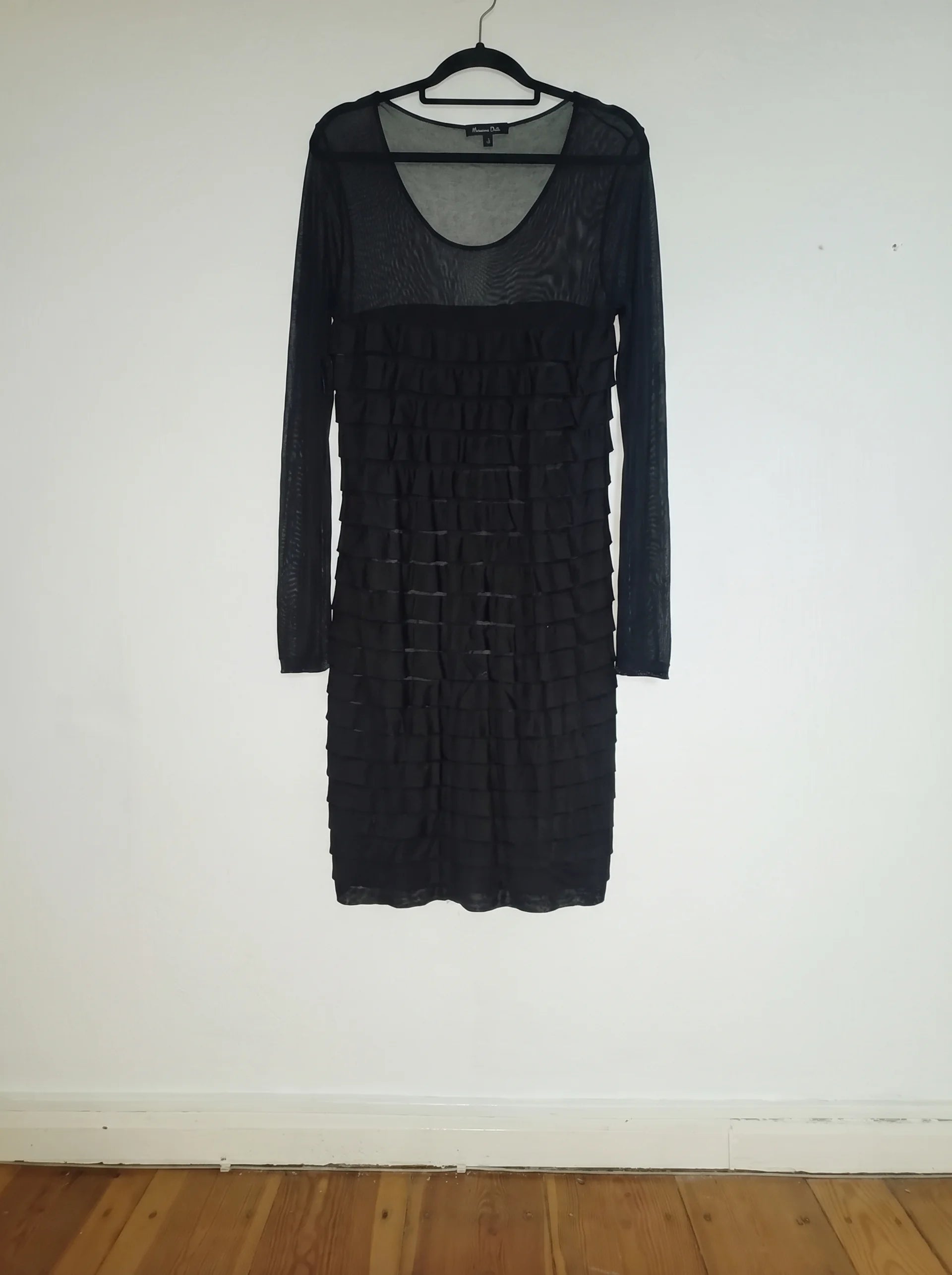 Vestido Negro MASSIMO DUTTI — Tejido semitransparente con Volados en Capas