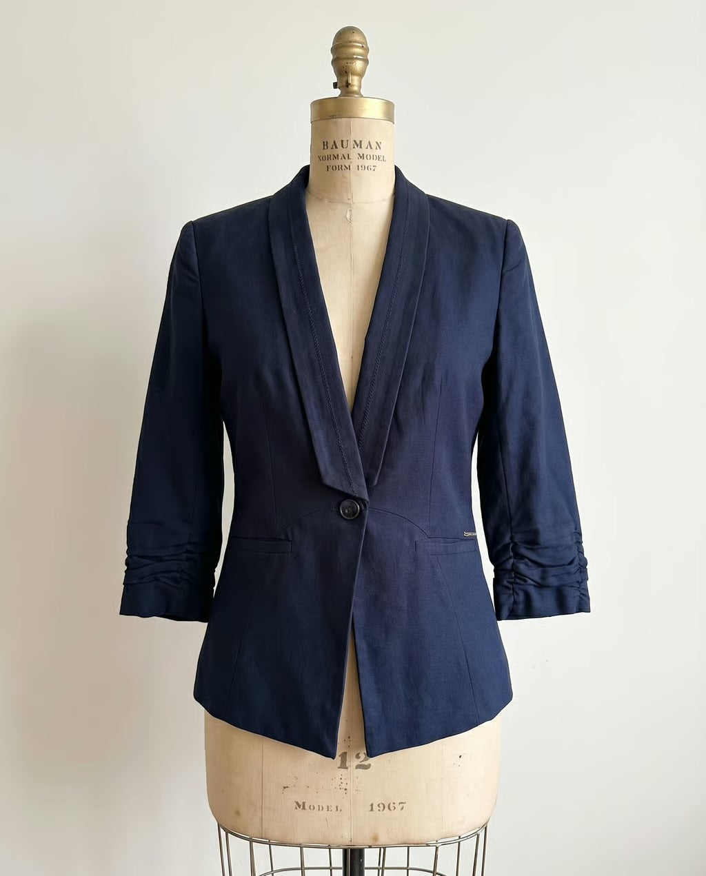 Blazer ORSAY — Azul Marino con Cuello Esmoquin y Manga Fruncida