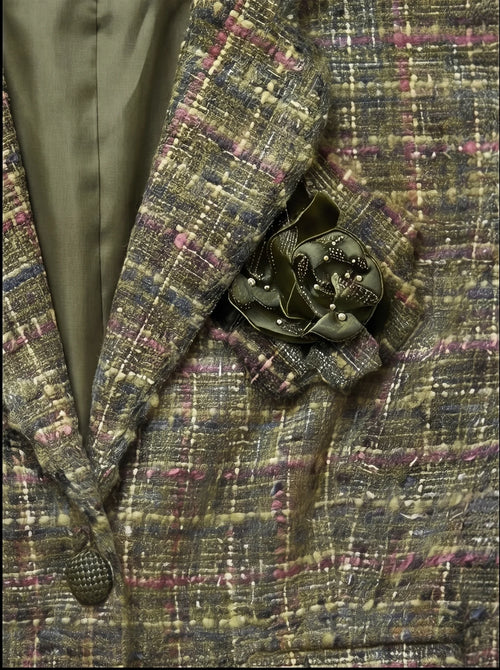 Blazer Tweed EXPRESS DESIGN STUDIO — Verde Oliva Multicolor con Broche Floral
