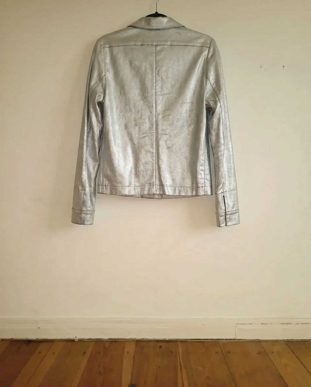Sobrecamisa Metálica ADRIANA COSTANTINI — Plateada