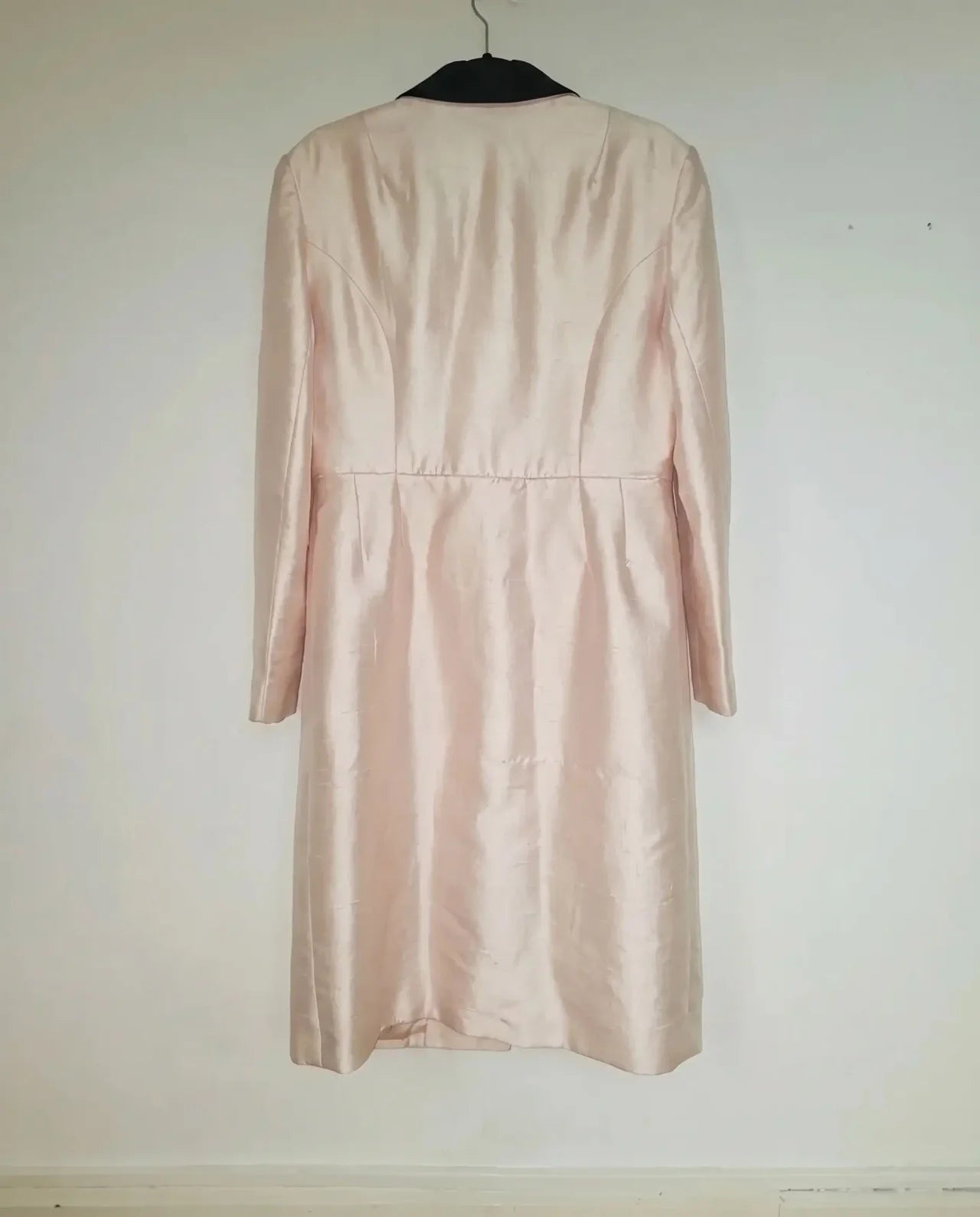 Tapado Vintage — Shantung de Seda Rosa Palo con Solapa Negra y Botones Joya