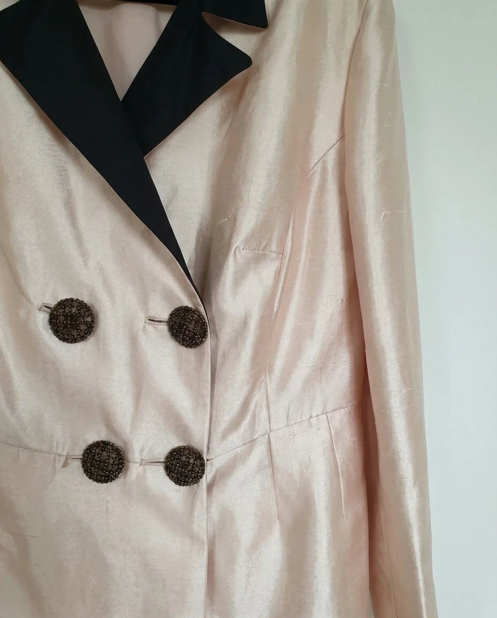 Tapado Vintage — Shantung de Seda Rosa Palo con Solapa Negra y Botones Joya