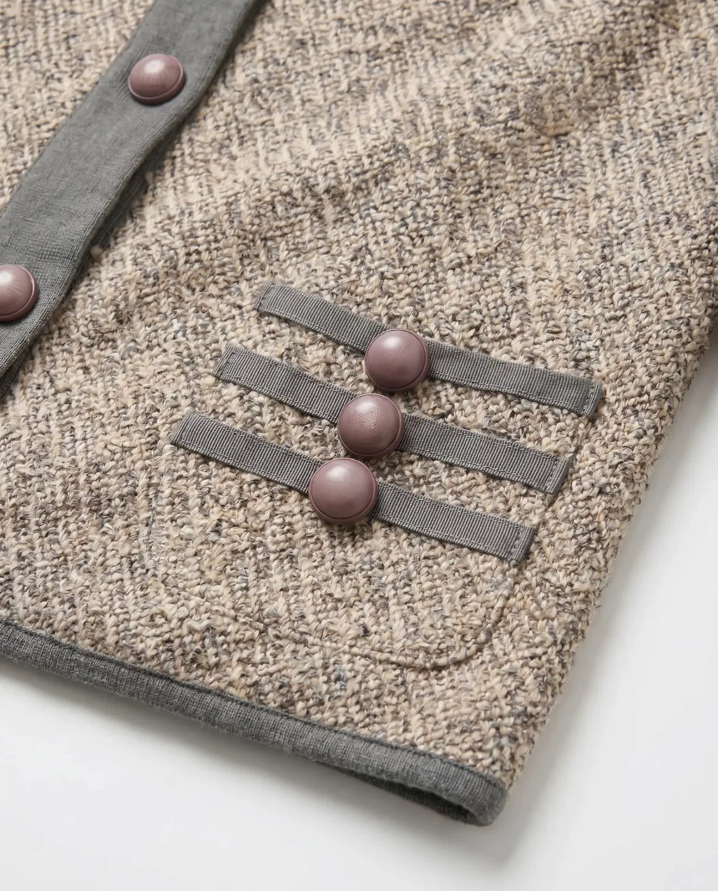 Chaqueta Tweed — Beige y Gris con Botones Malva, Hecha en Italia