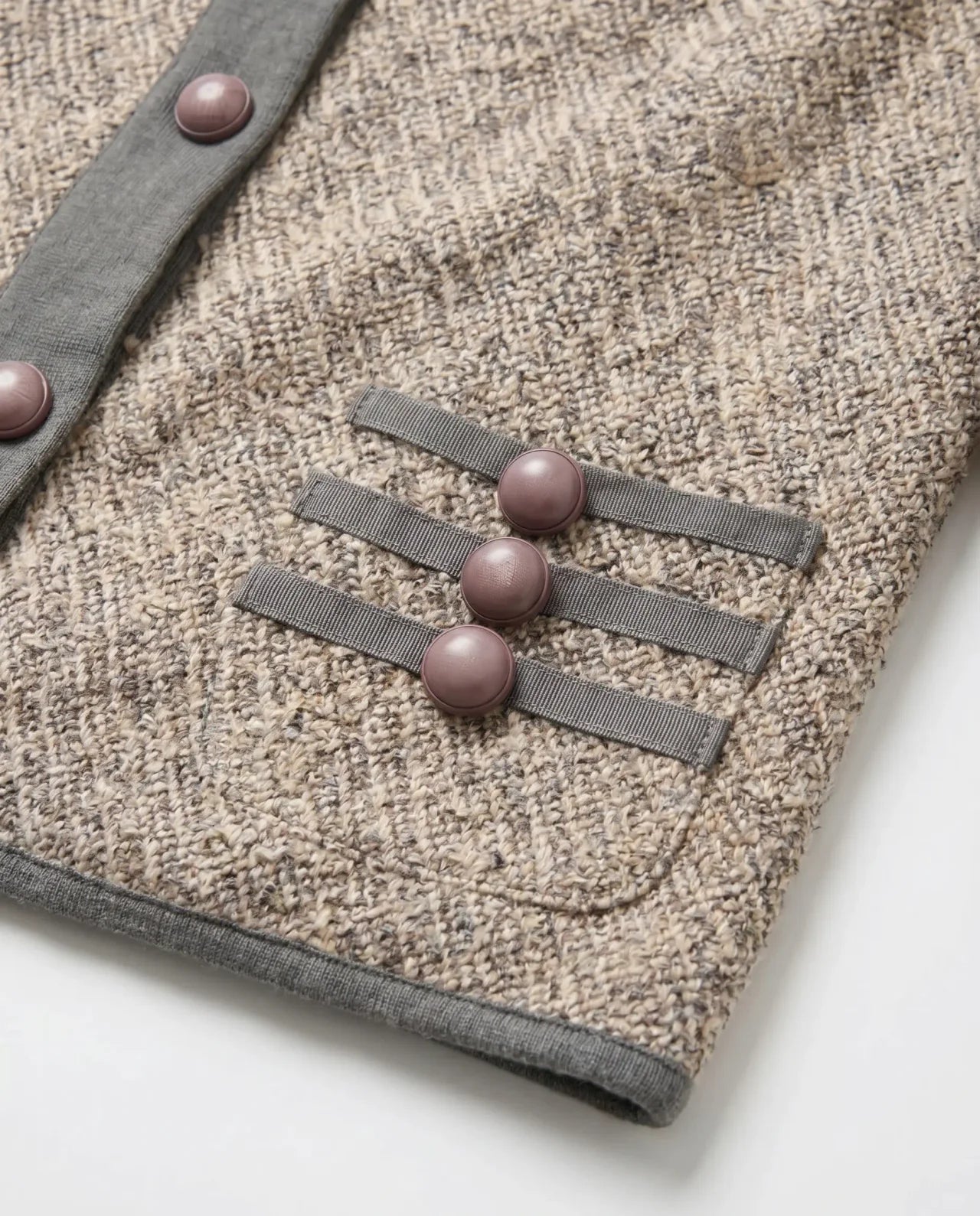 Chaqueta Tweed — Beige y Gris con Botones Malva, Hecha en Italia