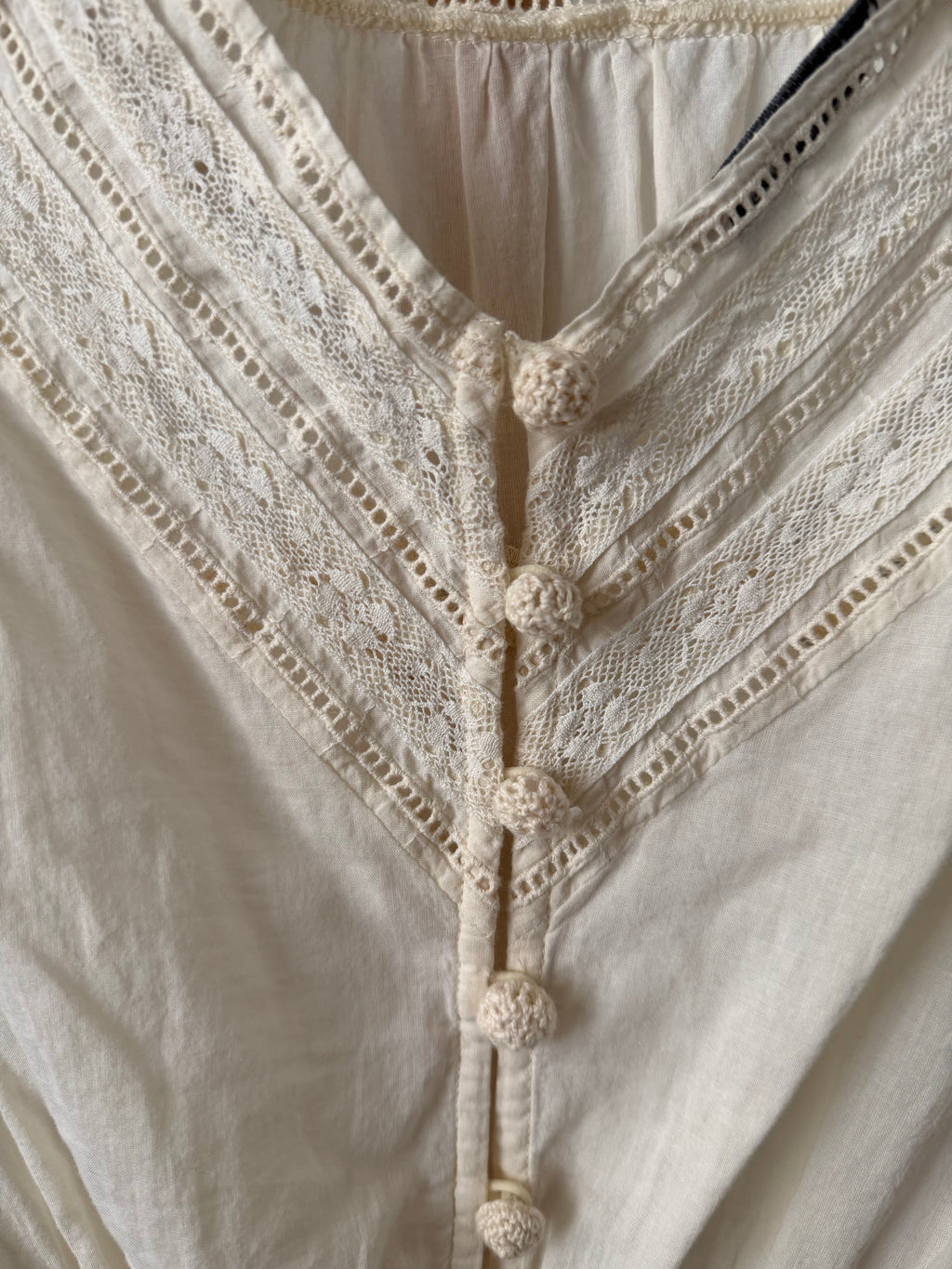 Blusa Romántica en Algodón con Encajes y Bordados