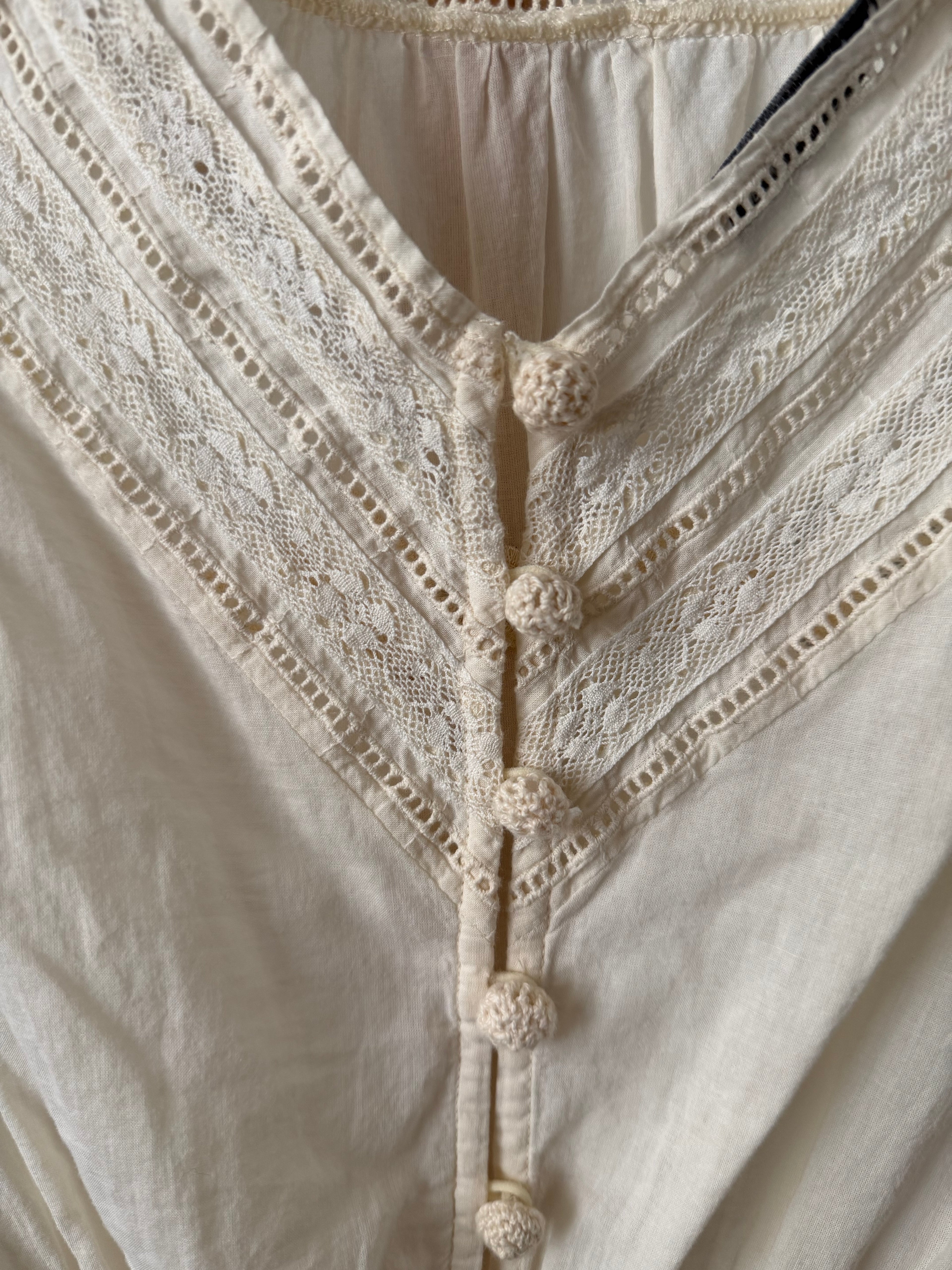 Blusa Romántica en Algodón con Encajes y Bordados