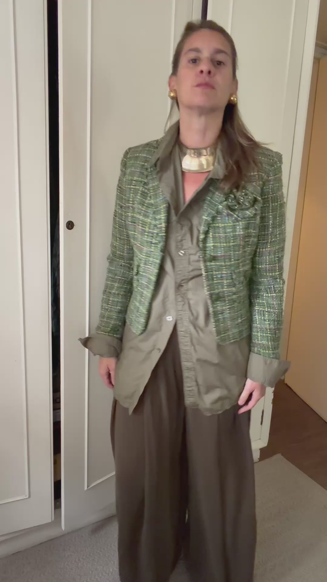 Blazer Tweed EXPRESS DESIGN STUDIO — Verde Oliva Multicolor con Broche Floral