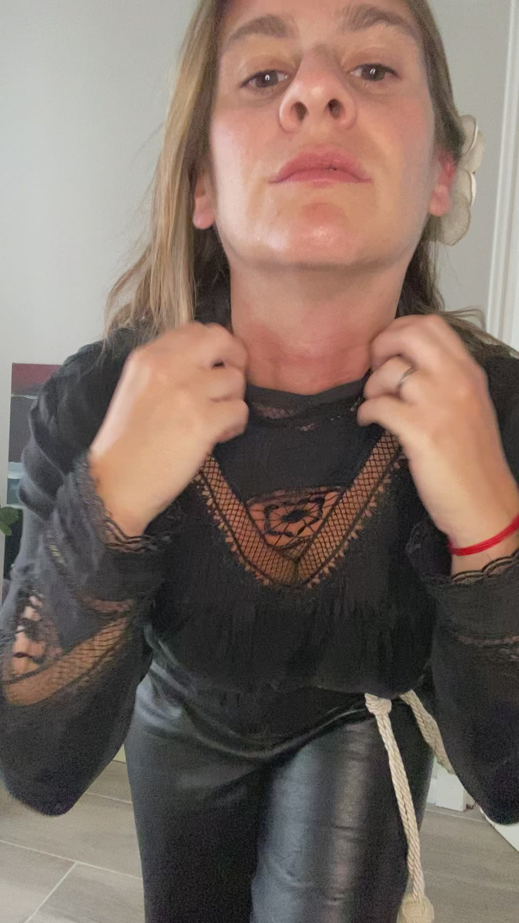Blusa Negra con Encaje y Detalles Calados