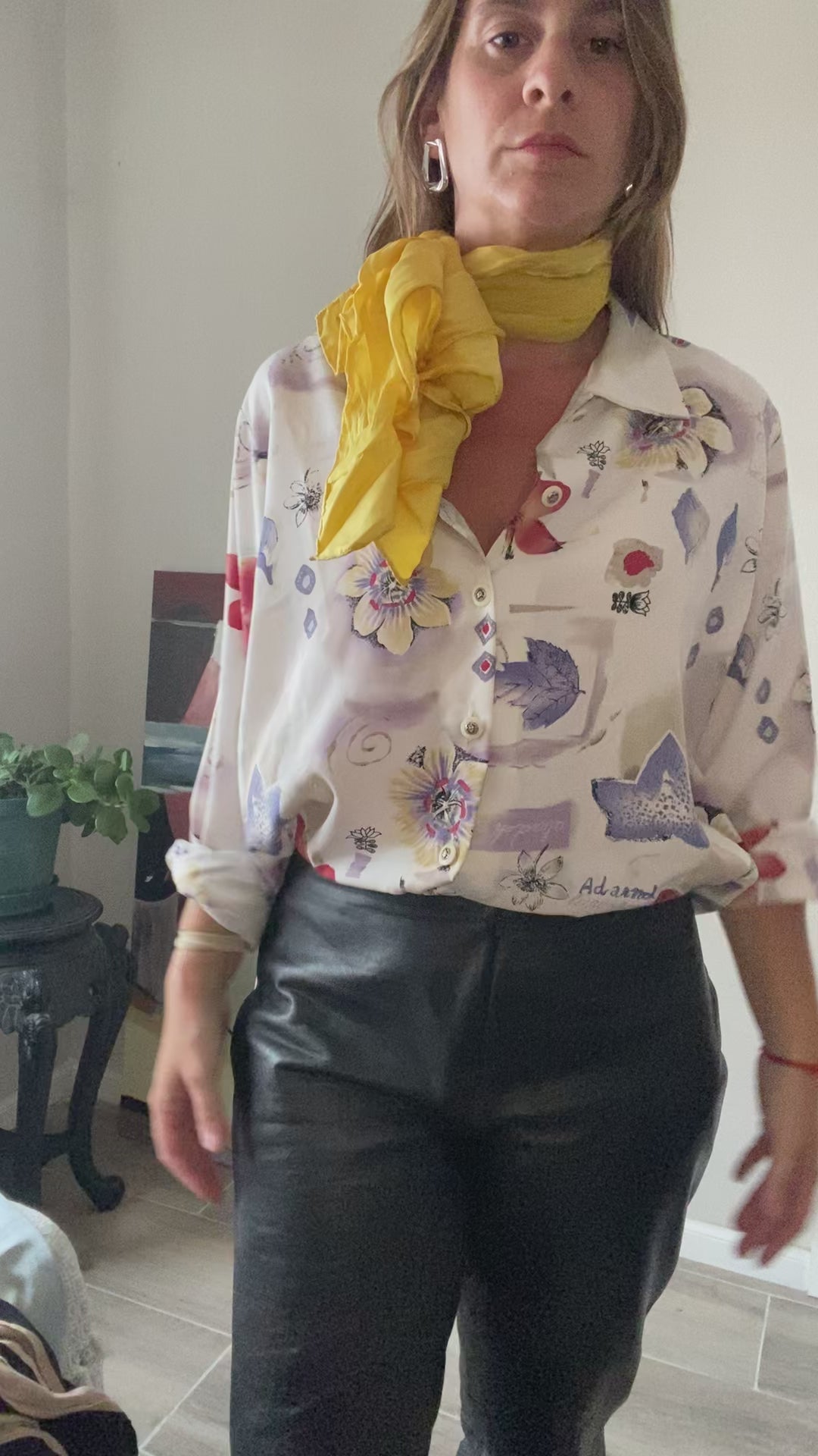 Camisa Vintage — Estampado Floral y Caligrafía en Tonos Pastel