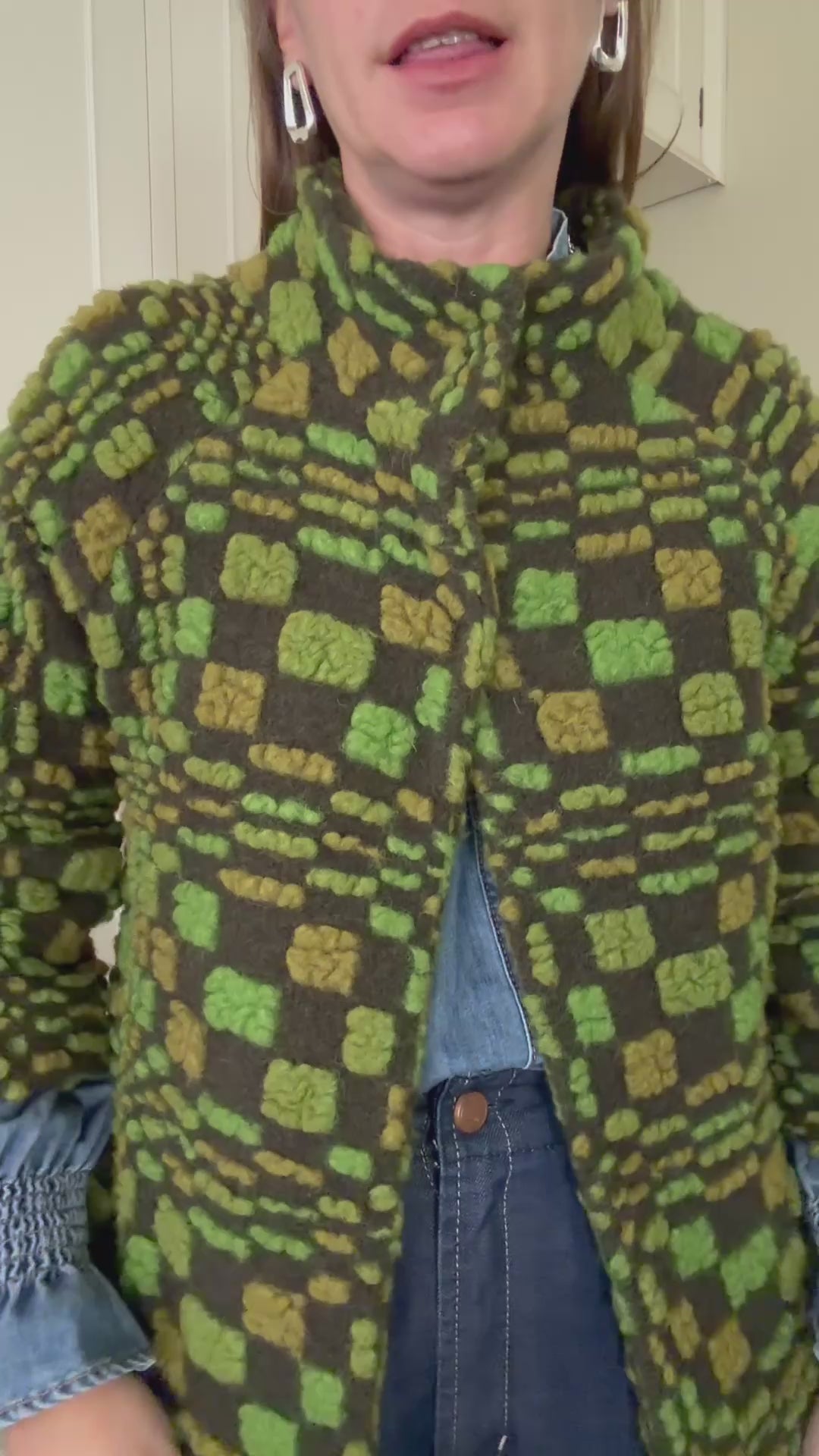 Tapado de Lana Bouclé Afieltrada Verde con Estampado Geométrico — Pieza Única