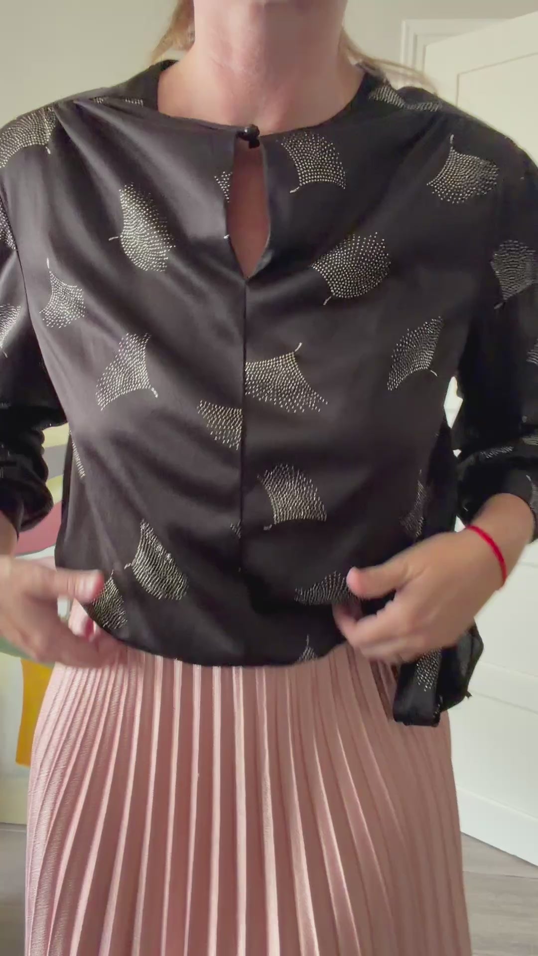 Blusa vintage en saten elastizado negro y detalles en strass plateado