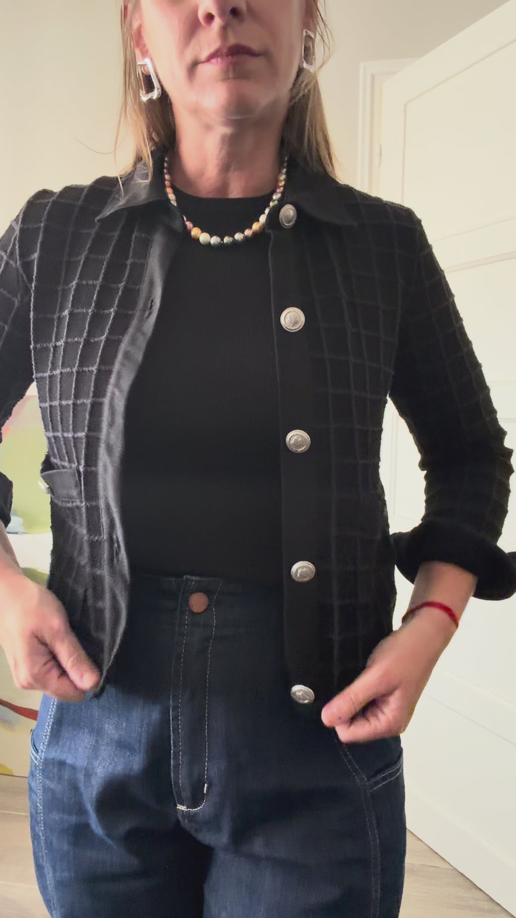 Chaqueta Tejida MAJE — Negro con Cuadrícula y Botones Metálicos
