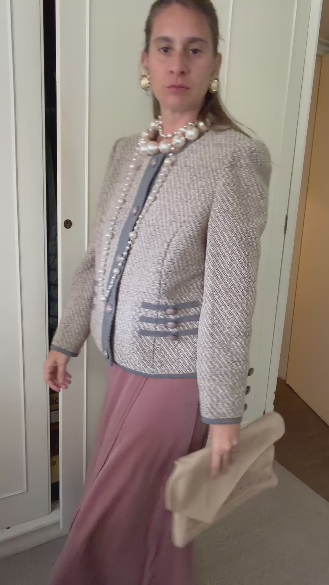 Chaqueta Tweed — Beige y Gris con Botones Malva, Hecha en Italia